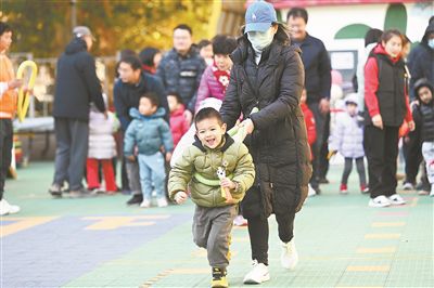 在北京市東城區(qū)欣苑幼兒園舉辦的“冬日暖陽 樂享運(yùn)動”親子運(yùn)動會上，家長陪伴孩子共同體驗(yàn)運(yùn)動的快樂，家校聯(lián)手呵護(hù)孩子健康成長。 新華社記者 金良快攝