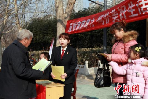 資料圖：河北衡水中級法院干警走上街頭，用多種形式宣傳反家暴。張婧 攝