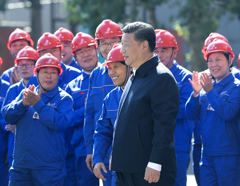 2018年9月26日，在中國一重集團(tuán)，習(xí)近平總書記走到工人中間，同大家親切交流。