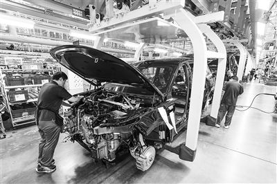 某新能源汽車智能制造基地總裝車間，工作人員正在工作。新華社記者 李博 攝