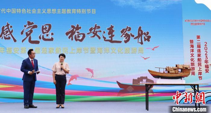 村民分享連家船民“搬上來(lái)、住下來(lái)、富起來(lái)”的故事和難忘經(jīng)歷?！×珠派?攝