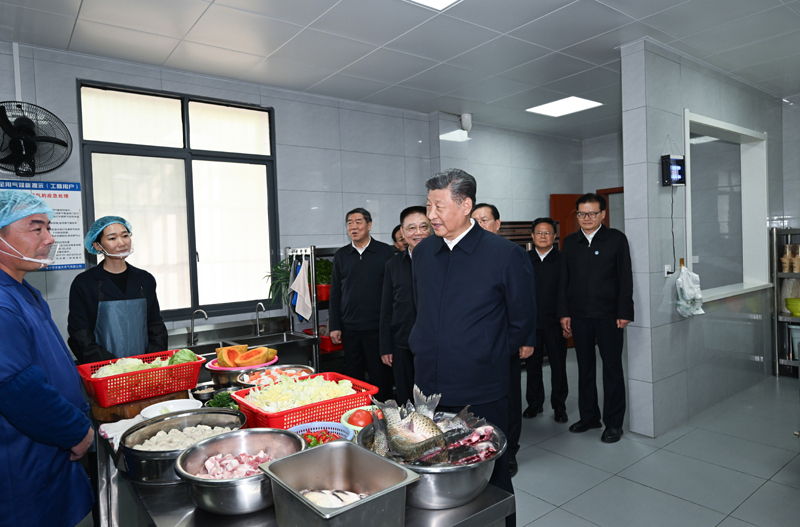 2024年11月5日，習近平總書記在湖北咸寧市嘉魚縣潘家灣鎮(zhèn)四邑村養(yǎng)老服務驛站食堂考察。
