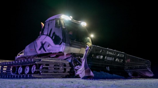 吉林市松花湖滑雪度假區(qū)內(nèi)，壓雪車正在平整雪道。新華社記者 唐成卓 攝