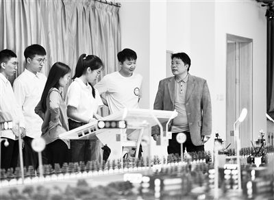 圖為天津大學智能與計算學部教師在沙盤教室內給學生講授智能駕駛等方面的內容。 新華社記者 趙子碩攝