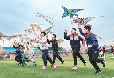 3月18日,江蘇省海安市南屏小學的孩子們在操場上放風箏,感受春天的氣息。翟慧勇攝(人民視覺)