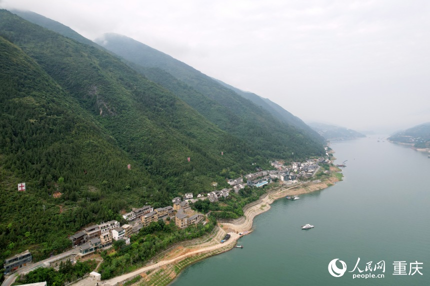 位于長(zhǎng)江南岸的三峽里·竹枝村。人民網(wǎng)記者 劉政寧攝