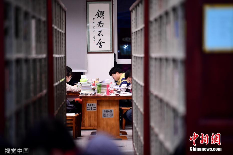 資料圖：又到一年考研季，沈陽各高校圖書館一座難求。沈陽 攝 圖片來源：視覺中國