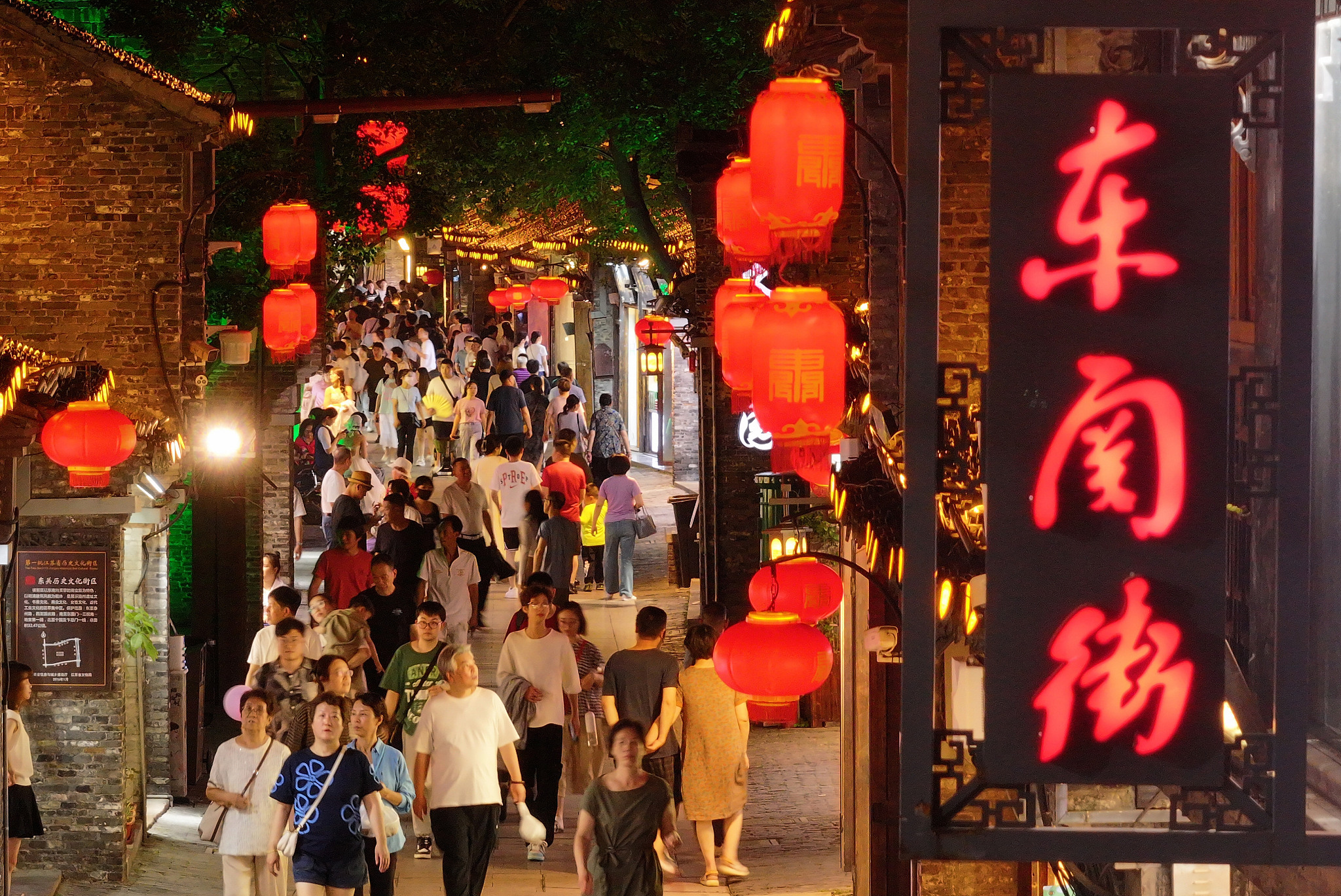江蘇揚(yáng)州：“夜經(jīng)濟(jì)”點亮古街夏日夜生活（圖片來源：視覺中國）
