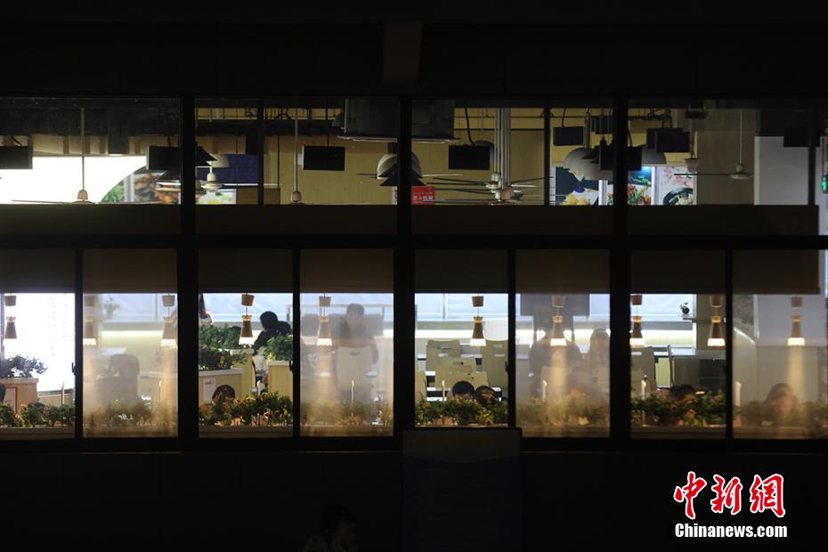 資料圖：南京高校食堂變身“考研加油站”。 泱波 攝