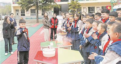 圖為河南省鞏義市大峪溝鎮(zhèn)中心小學學生踴躍參與科學實驗。 張毅力攝