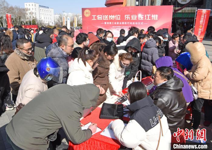 2月7日，求職者在安徽省淮南市工會(huì)就業(yè)援助行動(dòng)專(zhuān)場(chǎng)招聘會(huì)現(xiàn)場(chǎng)找工作。陳彬 攝