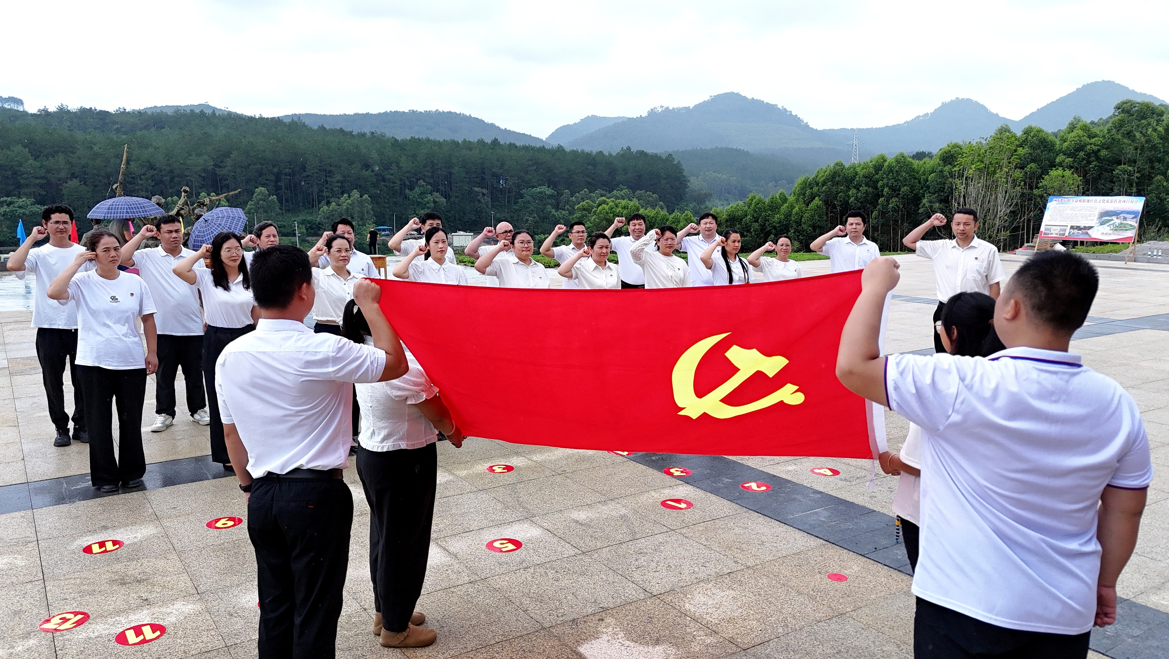 2025年7月1日,廣西都宜忻人民解放總隊(duì)紀(jì)念館前,黨員面向黨旗重溫入黨誓詞。 2025年7月1日,廣西都宜忻人民解放總隊(duì)紀(jì)念館前,黨員面向黨旗重溫入黨誓詞。