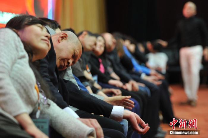 資料圖：民眾在專(zhuān)業(yè)催眠師的引導(dǎo)下睡覺(jué)，釋放壓力。<a target='_blank' href='/'>中新社</a>發(fā) 韋亮 攝