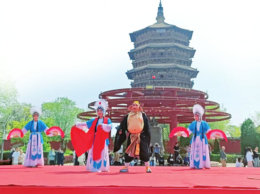 應(yīng)縣祈園廣場搭起的耍孩兒劇公益演出舞臺(tái)上，正在演出耍孩兒劇目《獅子洞》。山西日?qǐng)?bào)記者馬占富攝