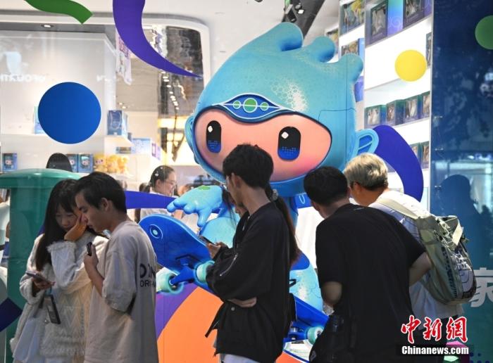 資料圖：9月23日，杭州第19屆亞運(yùn)會(huì)開(kāi)幕式在浙江杭州奧體中心體育場(chǎng)舉行。圖為游人在亞運(yùn)特許商品店外排隊(duì)購(gòu)物。<a target='_blank' href='/'>中新社</a>記者 王剛 攝