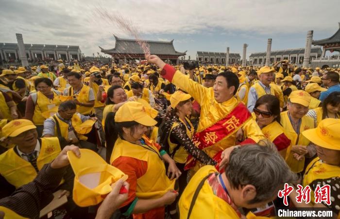 每年的世界客屬石壁祖地祭祖大典吸引著眾多海內(nèi)外客屬前來(lái)參加?！∪魇形麄鞑抗﹫D