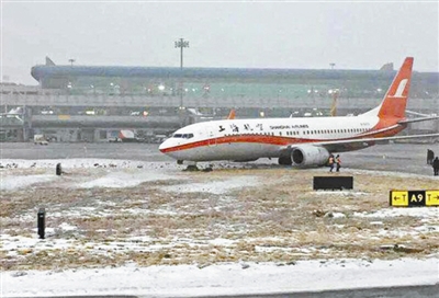 12月13日上午10時左右，新疆烏魯木齊地窩堡機場發(fā)生兩起飛機滑出跑道事件，事件中無人員傷亡。事發(fā)后，烏魯木齊地窩堡機場短暫關(guān)閉，并介入調(diào)查。上海航空中午發(fā)布官方消息稱，上航一架飛機在烏魯木齊機場推出滑行時，在轉(zhuǎn)彎過程中因地面結(jié)冰，機組操作不當致前輪滑出滑行道。經(jīng)研究決定，免去上航飛行部總經(jīng)理職務(wù)。