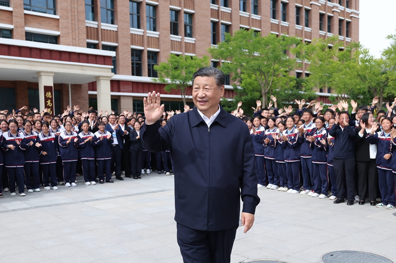 2024年6月18日，習近平總書記在青海果洛西寧民族中學考察時，向師生們揮手致意。