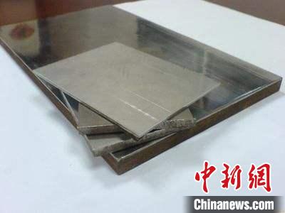 企業(yè)展示的金屬?gòu)?fù)合材料產(chǎn)品?！垕I子 攝