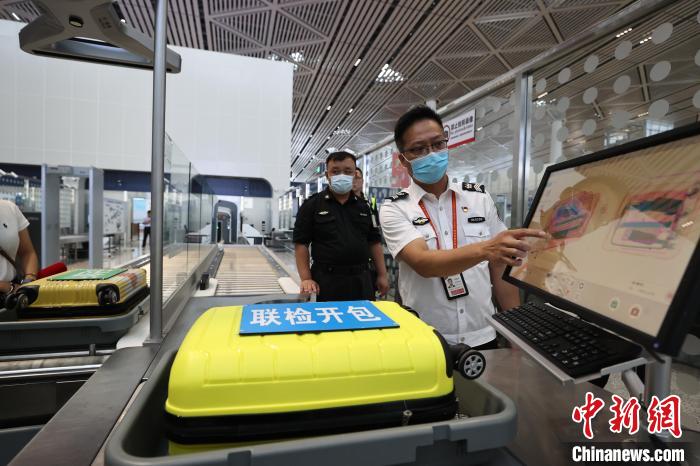 6月25日，在?？诿捞m國際機場T2航站樓，工作人員對完成改造的設(shè)備進行模擬測試?！∈Y啟明 攝