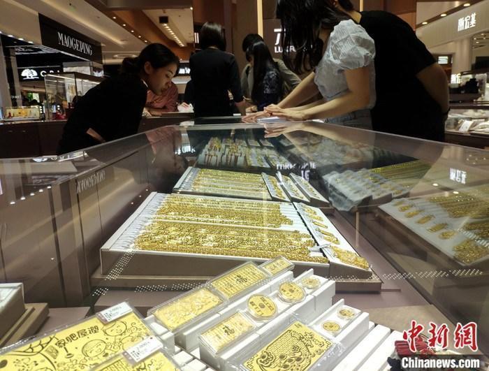 資料圖：民眾在商場購買黃金飾品。 <a target='_blank' href='/'>中新社</a>記者 呂明 攝