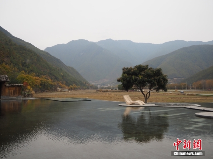 云南迪慶州維西縣塔城鎮(zhèn)啟別村天域塔城酒店，四面被群山環(huán)抱，風(fēng)景宜人。高雅曼 攝