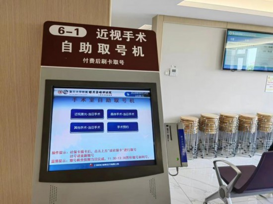 復(fù)旦大學(xué)附屬眼耳鼻喉科醫(yī)院眼科候診室現(xiàn)場(chǎng)。新華社記者龔雯 攝